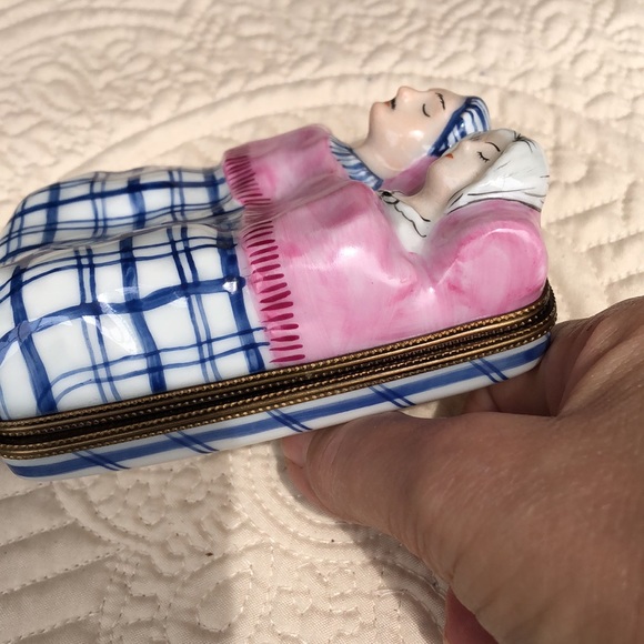 👩‍❤️‍👨 Retired Limoges Rochard Older Couple Sleeping Trinket Ring Box 🎀🎁❤️ - Picture 6 of 16